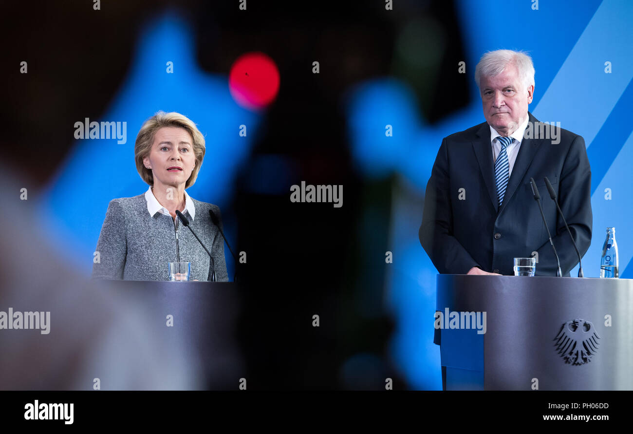 Berlin, Deutschland. 29 Aug, 2018. 29.08.2018, Berlin: Horst Seehofer (CSU), Bundesminister des Innern, Haus und Gebäude, und Ursula von der Leyen (CDU), Minister für Verteidigung, Kommentar in das Bundesministerium des Innern auf das Kabinett die Entscheidung der Agentur für Innovation in Cyber Security zu etablieren. Die Agentur ehrgeizige Forschungs- und Entwicklungsprojekte auf dem Gebiet der Cybersicherheit zu fördern, die einen nachhaltigen Beitrag zur Sicherung der Zukunft Deutschlands. Quelle: Bernd von Jutrczenka/dpa/Alamy leben Nachrichten Stockfoto