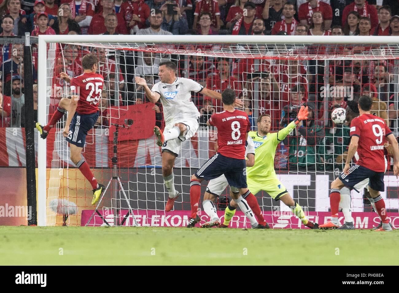 München, Deutschland. 24 Aug, 2018. Thomas Mueller (Muller, M) (l) leitet die Kugel (Leiter) das Ziel zu 1-0 gegen Torwart Oliver Baumann (1899) (2. von rechts); die ersten 1. Bundesligator der Saison 18/19; Fußball 1. Bundesliga, Saison 2018/2019, 1. Spieltag, Bayern München (M) - TSG 1899 Hoffenheim (1899) 3:1, am 24.08.2018 in München/Deutschland. | Verwendung der weltweiten Kredit: dpa/Alamy leben Nachrichten Stockfoto