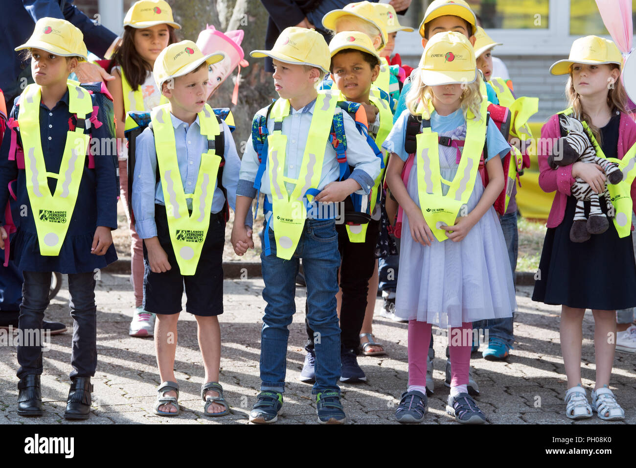 29 August 2018 Deutschland Dusseldorf Hendrik Wust Cdu Minister Fur Verkehr Des Landes Nordrhein Westfalen Steht Vor Der Henri Dunant Schule Auf Der Strasse Mit Schule Anfanger Schule Beginnt Wieder Nach Den Sommerferien Rund 156