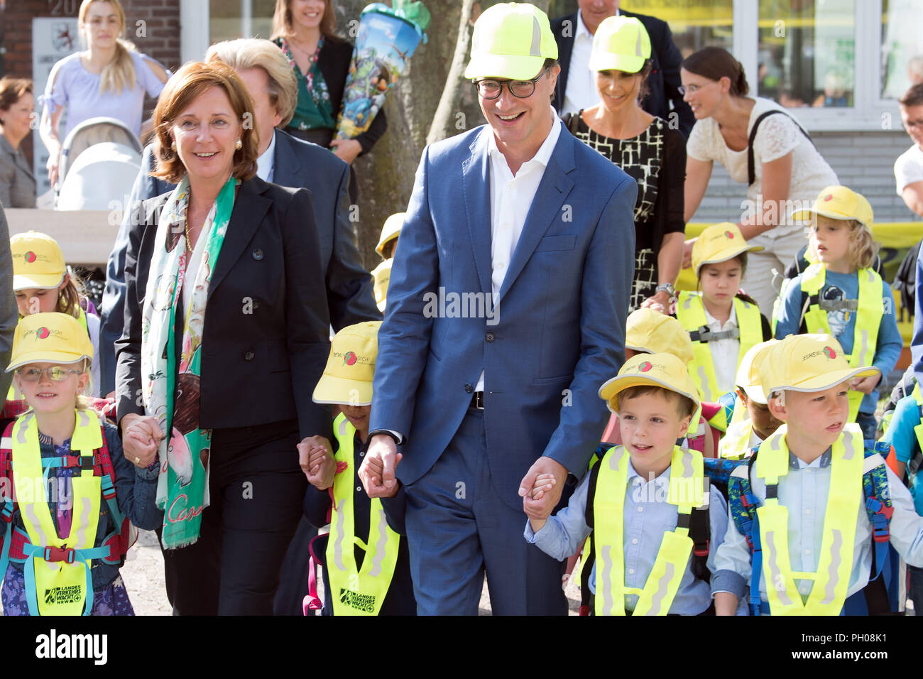 29 August 2018 Deutschland Dusseldorf Hendrik Wust Cdu Minister Fur Verkehr Des Landes Nordrhein Westfalen Steht Vor Der Henri Dunant Schule Auf Der Strasse Mit Schule Anfanger Schule Beginnt Wieder Nach Den Sommerferien Rund 156