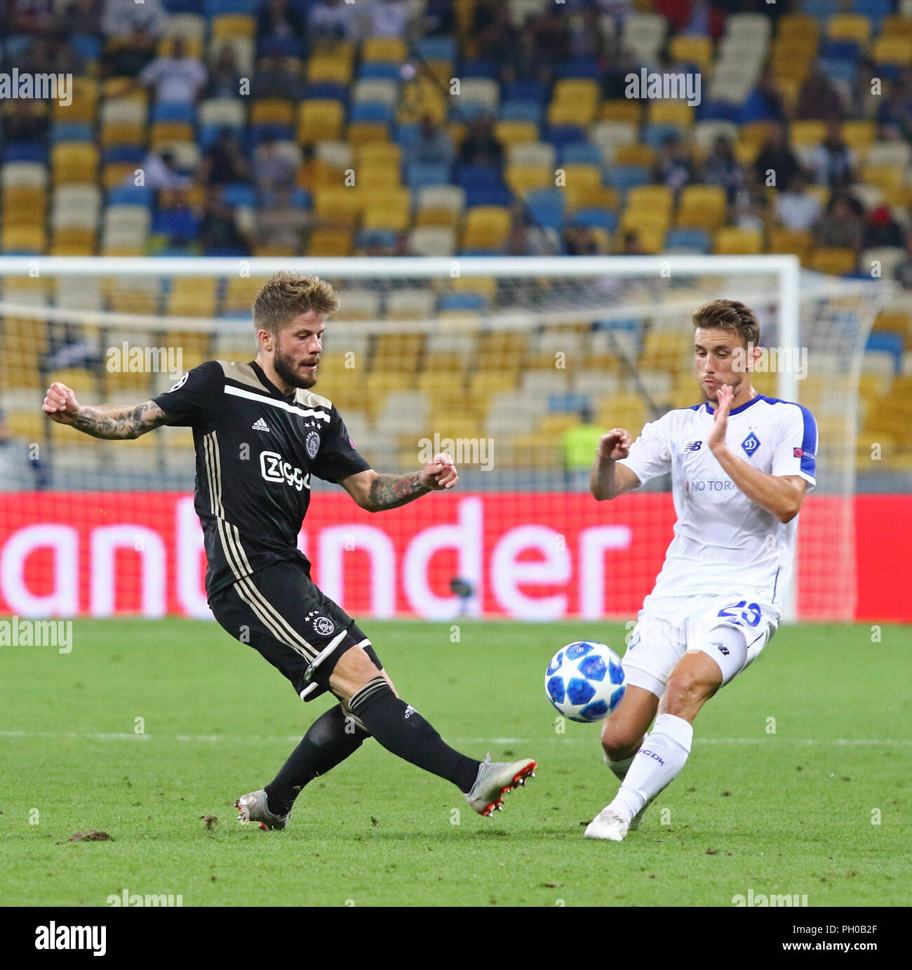 Kiew, Ukraine. 28 August, 2018. Lasse Schone des AFC Ajax (L) kämpft für eine Kugel mit Josip Pivaric des FC Dynamo Kiew in der UEFA Champions League Play-off-Spiel bei NSC Olimpiyskyi Stadion in Kiew, Ukraine. Credit: Oleksandr Prykhodko/Alamy leben Nachrichten Stockfoto