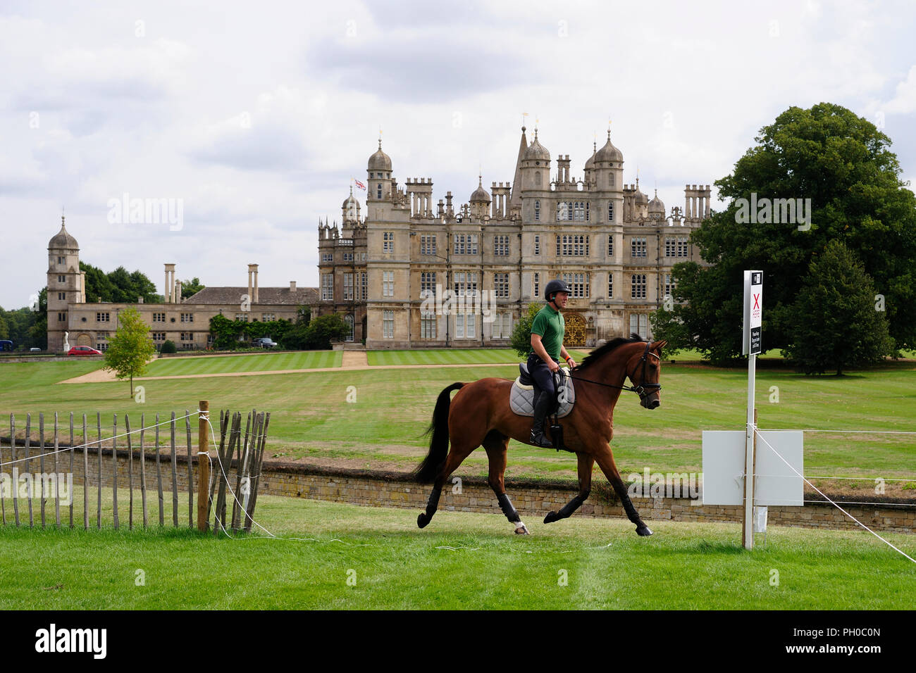 Stamford, Großbritannien. 29. August 2018. Austin O'Connor (IRL) & Lucky Kämpfer gehen für eine vor dem 1. Pferd bei der Land Rover Burghley Horse Trials 2018 in Stamford, Lincolnshire, Großbritannien Hack. Jonathan Clarke/Alamy leben Nachrichten Stockfoto