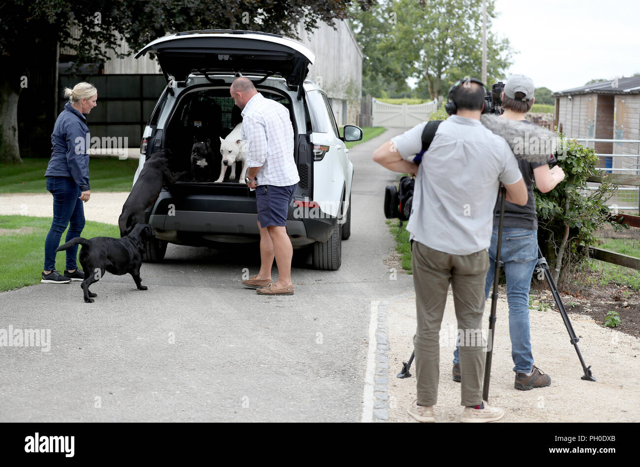 Zara Tindall filmt die neueste Folge der Land Rover Open Range-Serie mit dem Sportpundis David Flatman. DRÜCKEN SIE VERBANDSFOTO. Ausgabedatum: Mittwoch, 29. August 2018. Der Film feiert die Liebe von Land Rover zu Hunden und zeigt, wie das Paar zu einem der beliebtesten Orte von Zara in den Cotswolds fährt, um einen Hundespaziergang zu machen. Bildnachweis sollte lauten: Steve Parsons/PA Wire Stockfoto