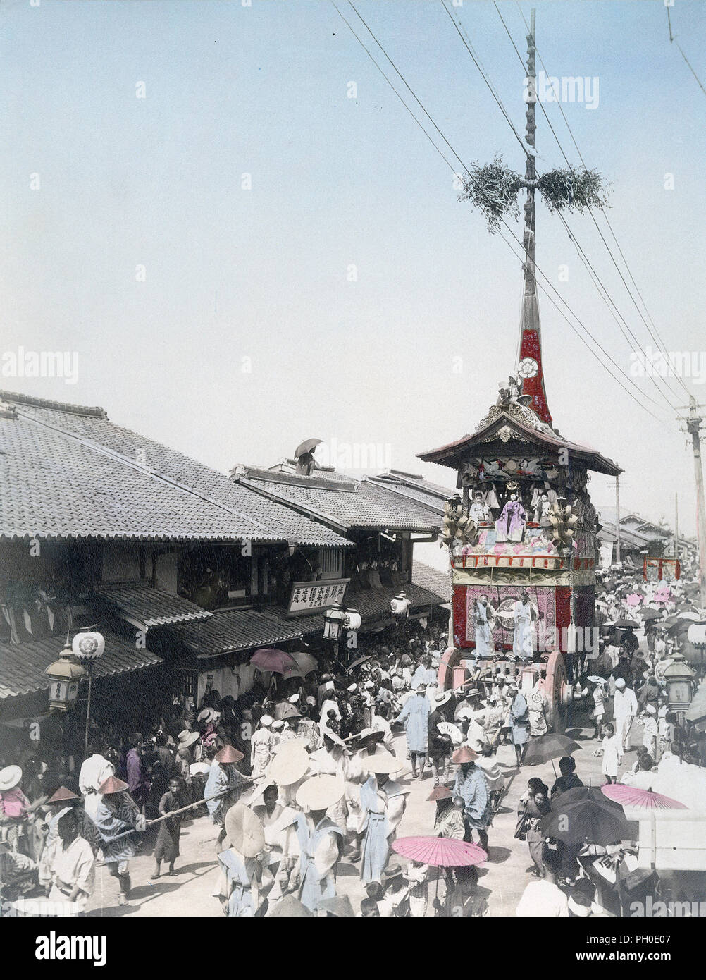 [1890s Japan - Gion Matsuri Festival Schweben in den Straßen von Kyoto] - ein Festival Schwimmer ist, dass eine Straße während des berühmten Kyoto Gion Matsuri, das während Juli gezogen. Das Festival wurde begonnen, als in 869, Kyoto litt Pestilenz. Im Auftrag von Kaiser Seiwa (850-880), die Leute von Kyoto betete zu Gott der Yasaka Schrein für die Befreiung von der Krankheit. In späteren Jahren, wenn Krankheit brach wieder dieses Ritual wurde wiederholt. Es war eine jährliche Veranstaltung im Jahr 970. 19 Vintage albumen Foto. Stockfoto