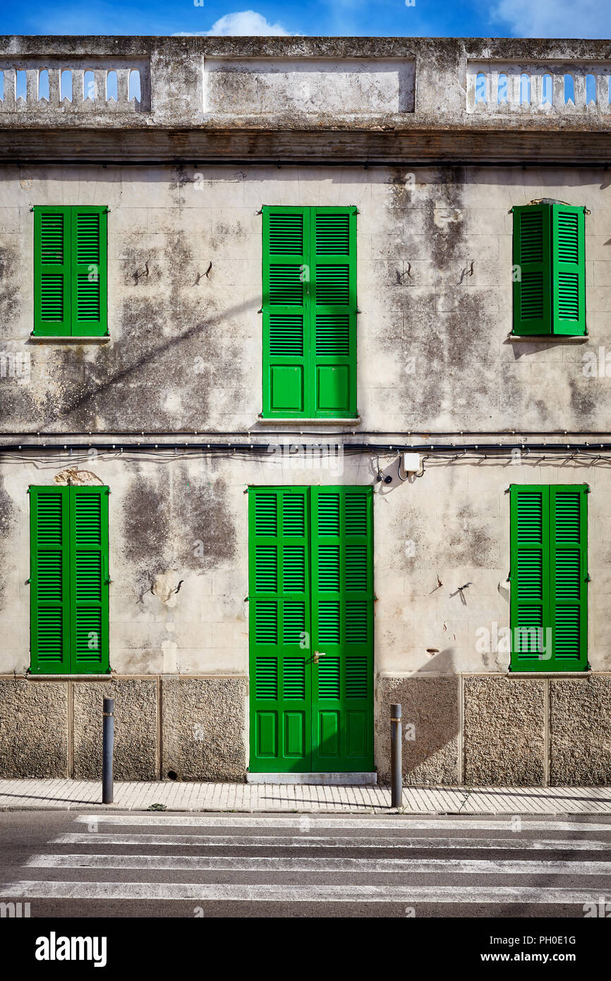 Mediterranen Stil alte steinerne Gebäude Fassade mit grüne Tür und Fensterläden, Mallorca, Balearen, Spanien. Stockfoto
