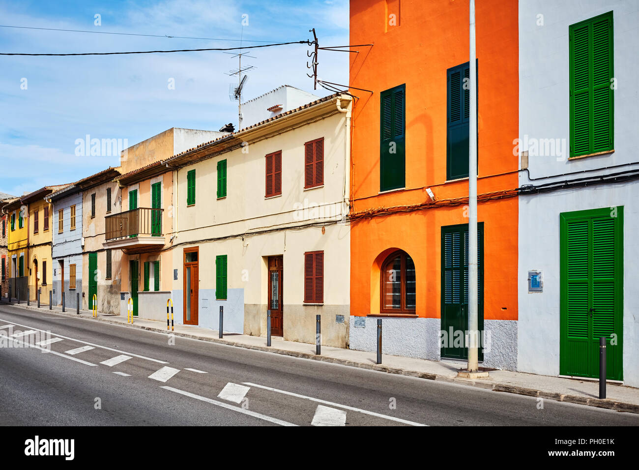 Straße in Alcudia mit bunten Fassaden, Mallorca, Balearen, Spanien. Stockfoto