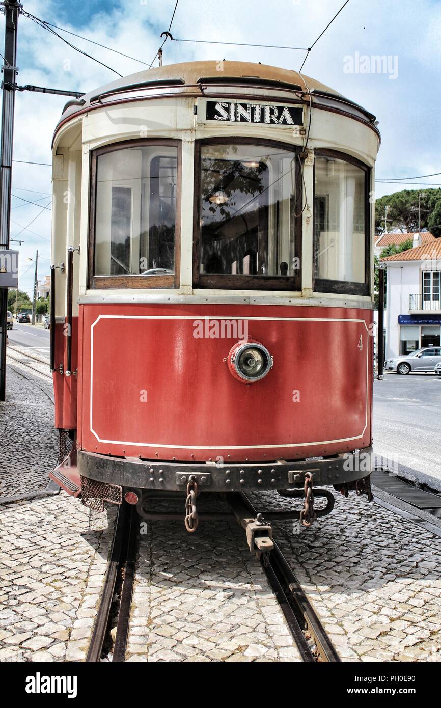 Bunte rote Straßenbahn durch die Straßen von Sintra, Lissabon im Frühling. Stockfoto