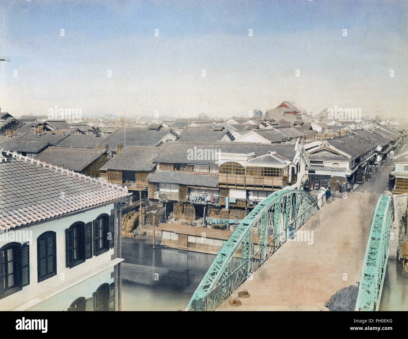 [1880s Japan - Osaka Shinsaibashi Brücke,] - Shinsaibashi (shinsai Brücke) in Osaka, Japan. Blick Richtung Norden Osaka. Den Bereich über der Brücke war berühmt für seine vielen Buchhandlungen. Die großen Gebäude auf der Rückseite sind die buddhistischen Tempel Higashi Honganji Nishi Honganji, in der Nähe des Rotlichtviertel von Shinmachi. 19 Vintage albumen Foto. Stockfoto