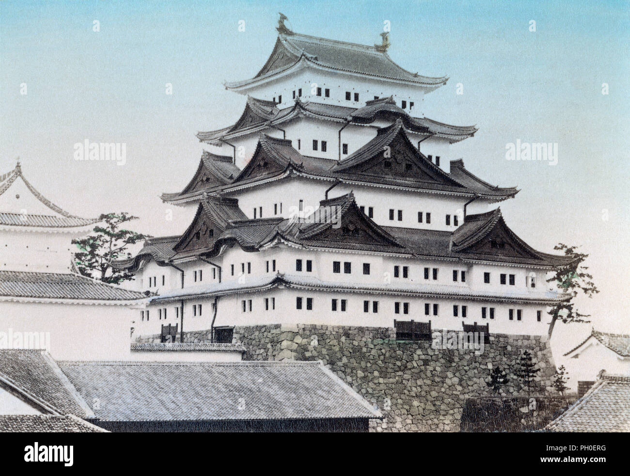 [1890s Japan - Nagoya Castle] - Die honmaru (Hauptgehäuse) und dem kleinen Turm von Nagoya Castle in Nagoya, Aichi Präfektur. Die Burg war der Ausgangspunkt der Owari Tokugawa Clans, die Japan während der Edo Periode (1603-1868) regiert. Das Schloss wurde zwischen 1610 und 1619 gebaut. Es wurde von einem amerikanischen Bombenangriff 1945 zerstört. Im Jahr 1959, eine Nachbildung aus Beton gebaut wurde. 19 Vintage albumen Foto. Stockfoto