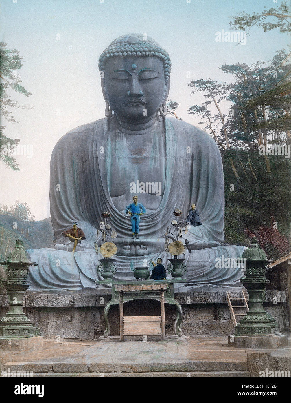 [1890s Japan, Kanagawa Buddha in Kamakura] - Der daibutsu (Großen Buddha) an Kotoku-in (高徳院), ein buddhistischer Tempel der Shu Jodo Sekte, in Kamakura, der Präfektur Kanagawa. Die riesige aufgedeckt Bronzestatue von Amida Buddha ist eins der Besten in Japan bekannte Symbole. 19 Vintage albumen Foto. Stockfoto