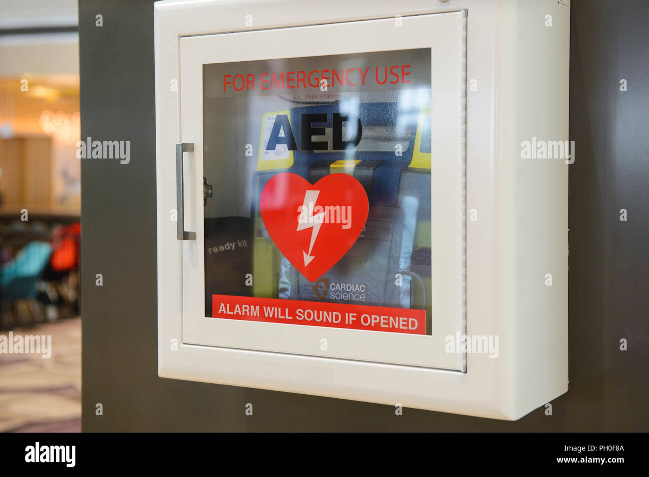 Automatisierter Externer Defibrillator (AED) an der Wand Stockfoto