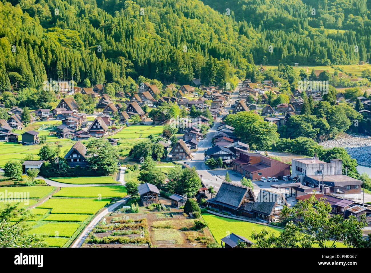 Gassho - Gassho-zukuri Häuser in Gokayama Dorf. Gokayama wurde von der UNESCO in die Liste des Erbes der Welt wegen seiner traditionellen Gassho - Gassho-zukuri Häuser, neben der Nähe Shirakawa-go in der Präfektur Gifu eingeschrieben. Stockfoto