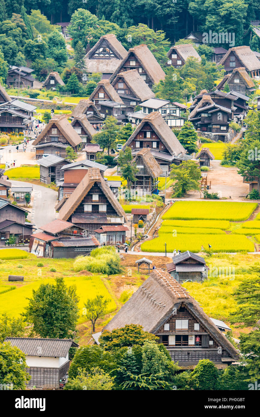 Gassho - Gassho-zukuri Häuser in Gokayama Dorf. Gokayama wurde von der UNESCO in die Liste des Erbes der Welt wegen seiner traditionellen Gassho - Gassho-zukuri Häuser, neben der Nähe Shirakawa-go in der Präfektur Gifu eingeschrieben. Stockfoto