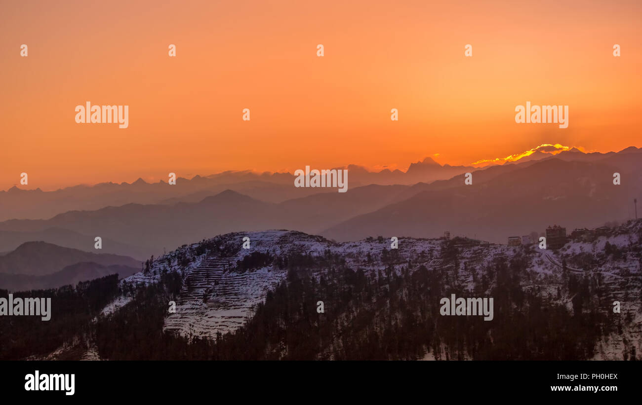 Sonnenaufgang über schneebedeckten Berg in Kufri, Himachal Pradesh, Indien Stockfoto