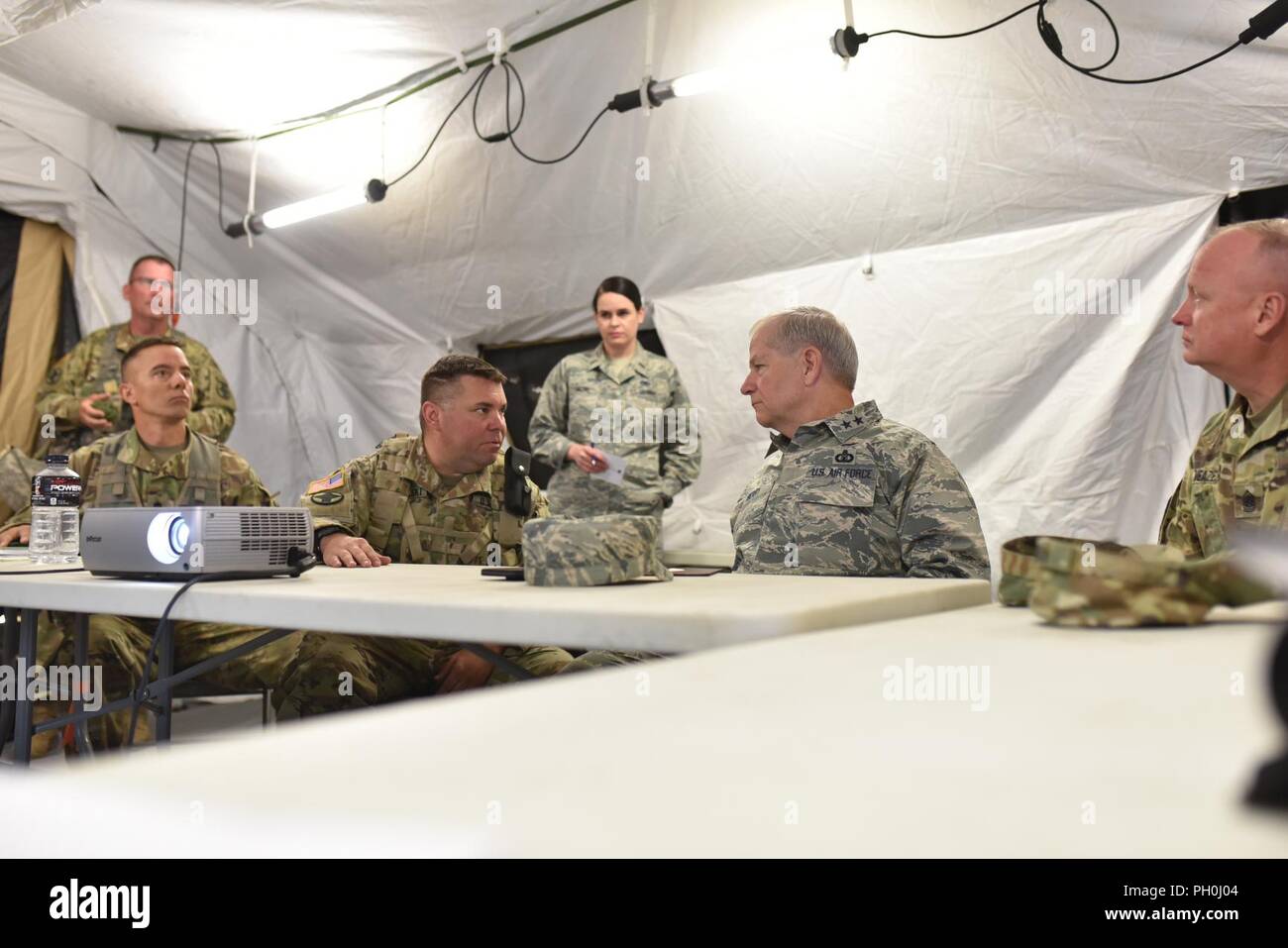 Arkansas' Adjutant General, Generalmajor Mark H. Berry, besuche Arkansas Soldaten im Camp Guernsey, Wyoming während eines mehrstufigen Field Artillery Training benannte Operation Western Streik. Verschiedene Elemente von der Arkansas Army National Guard waren anwesend im Camp Guernsey für das Training. Stockfoto