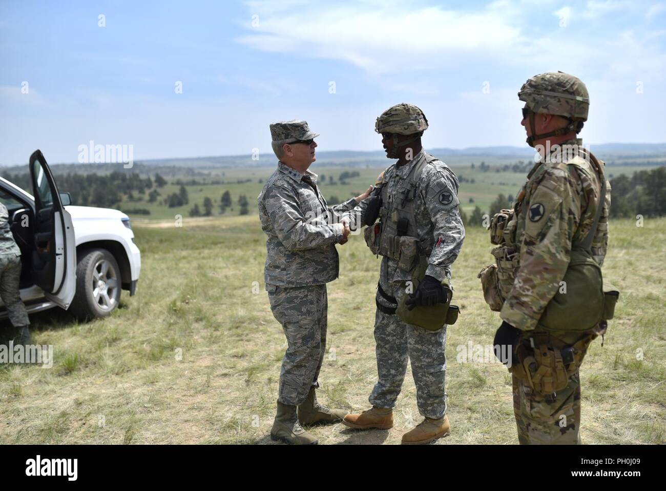 : Arkansas' Adjutant General, Generalmajor Mark H. Berry, besuche Arkansas Soldaten im Camp Guernsey, Wyoming während eines mehrstufigen Field Artillery Training benannte Operation Western Streik. Verschiedene Elemente von der Arkansas Army National Guard waren anwesend im Camp Guernsey für das Training. Stockfoto