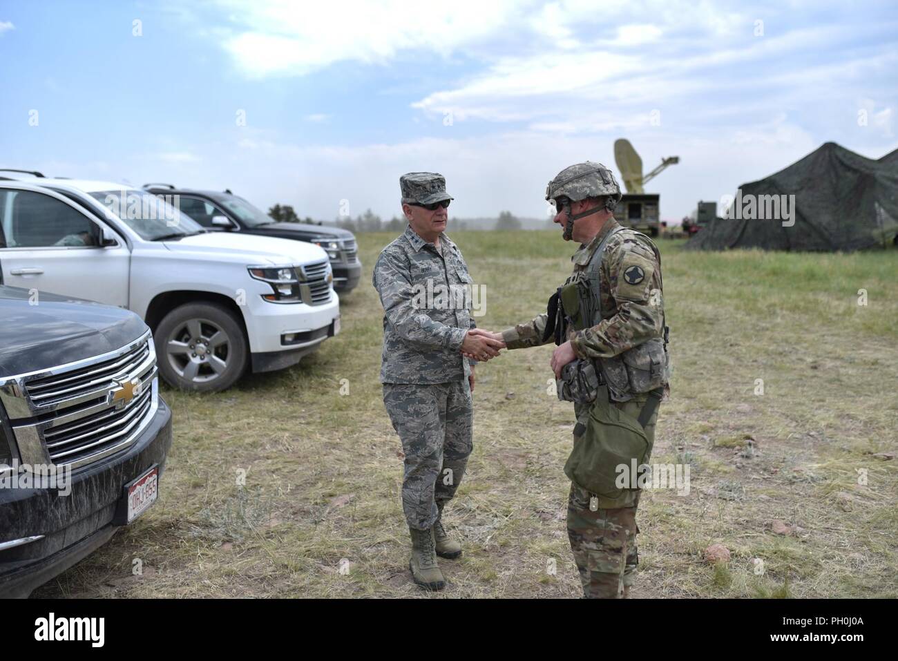 Arkansas' Adjutant General, Generalmajor Mark H. Berry, besuche Arkansas Soldaten im Camp Guernsey, Wyoming während eines mehrstufigen Field Artillery Training benannte Operation Western Streik. Verschiedene Elemente von der Arkansas Army National Guard waren anwesend im Camp Guernsey für das Training. Stockfoto