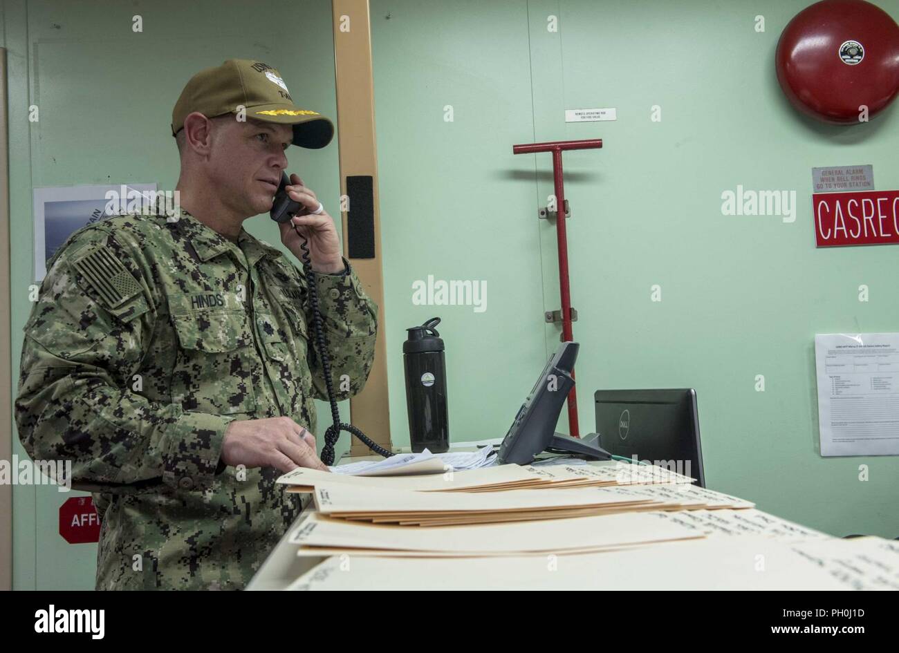 Japan (14. Juni 2018) Cmdr. Kyle Hinds, zugeordnet zu den Military Sealift Command Hospital Ship USNS Mercy (T-AH 19) für Pazifische Partnerschaft 2018 (PP18), ruft der Intensivstation in Bezug auf eine fiktive Patienten während einer Masse Patienten Ausschiffung bilateralen Training zwischen den Vereinigten Staaten und Japan Maritime Self Defense Force (JMSDF). USNS Mercy macht port Besuche in Yokosuka und Tokio Beziehungen zwischen U.S. Navy Segler und japanische Bürger durch kulturellen Austausch und bilateralen Training zu fördern. Stockfoto