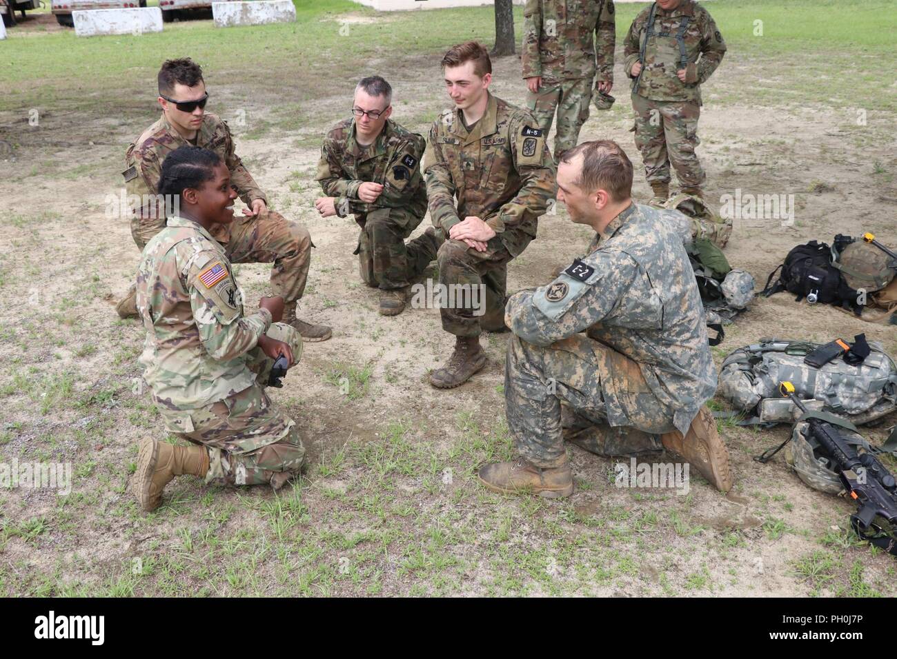 U.S. Army Reserve Bohren Dergeant Stephanie Bodogh, ein Drill Sergeant mit dem 98Th Abteilung Weiterbildung, 108 Ausbildung Befehl, spricht mit Konkurrenten an der U.S. Army Reserve 2018 besten Krieger Wettbewerb in Fort Bragg, North Carolina, 14. Juni 2018. Wenn alle Ergebnisse wurden berechnet und Konkurrenten haben ausgeruht nach dem mörderischen Wettbewerb, die Bundeswehr Proficiency Abzeichen, Exzellenz im Wettbewerb Pistole Abzeichen und der US-Armee finden 2018 Am besten Krieger noncommissioned Officer und Soldat Soldat Titel sind vergeben. Stockfoto