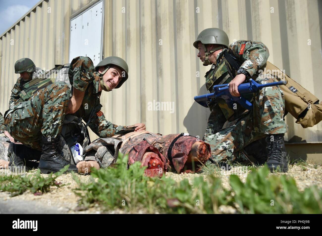 Mazedonischen Soldaten gelten Erste Hilfe bei einem simulierten Unfall an der Medizinischen Simulationen Training Center während der 7th Army kombinierte Waffen Training Center (CATC) Bekämpfung der Lebensretter Kurs auf Rose Barracks, Vilseck, Deutschland, 15. Juni 2018. Dieser Kurs vermittelt die unmittelbare, weit nach vorn medizinische Versorgung auf einem weit verstreuten Schlachtfeld während Weitere medizinische Behandlung und Evakuierung wartet. Stockfoto