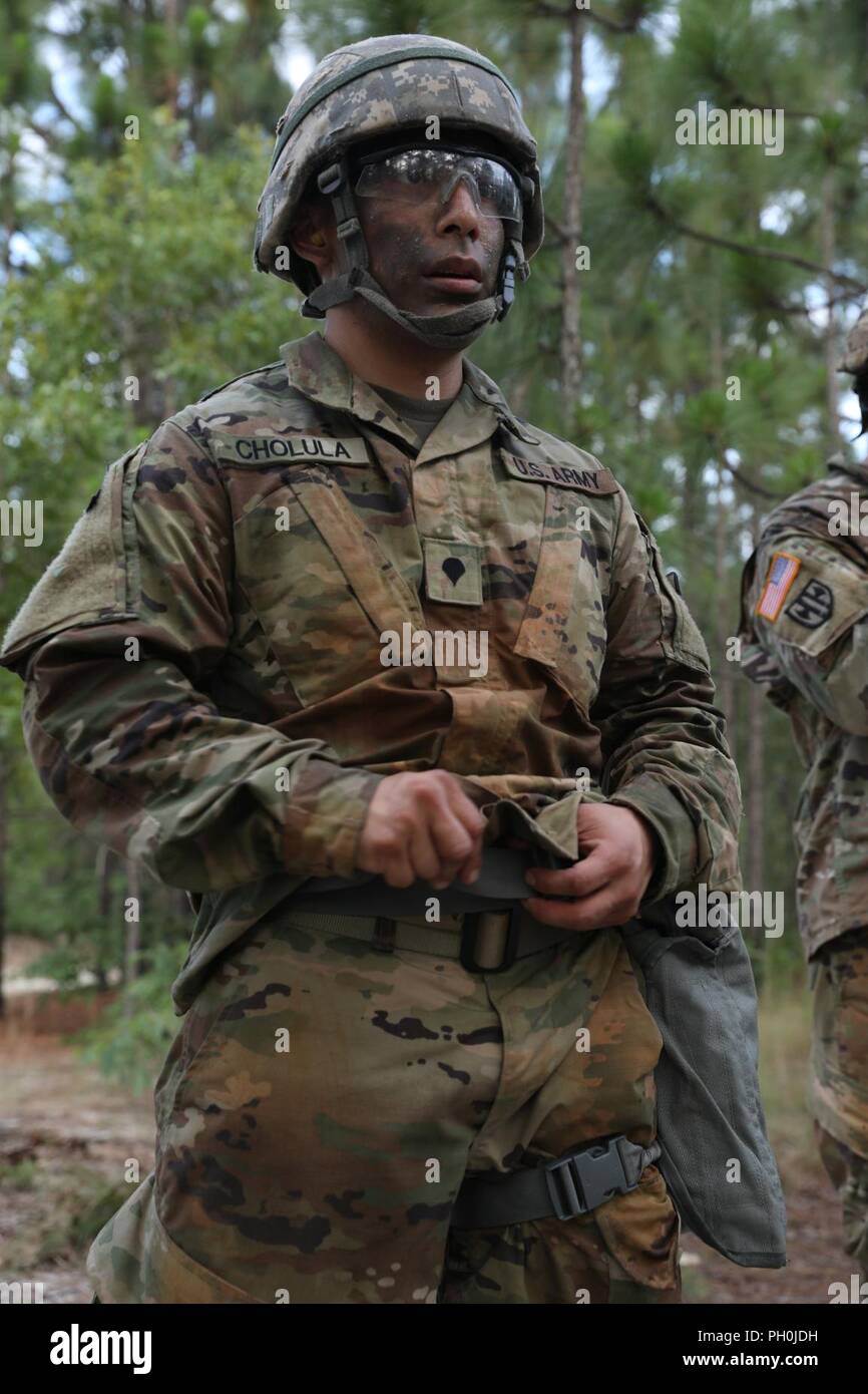 U.S. Army Reserve SPC. Nicolas Cholula, eine Bekämpfung Dokumentation Produktion Spezialist aus Oxnard, Kalifornien, mit dem 311.- Signal (Theater Support Unit), Herabstufungen seine Uniform, wie er sich vorbereitet in die Waffen, Montage/Demontage bei der US-Army Reserve 2018 besten Krieger Wettbewerb in Fort Bragg, North Carolina, 14. Juni 2018 zu konkurrieren. Heute, U.S. Army Reserve Soldaten geben alles, was sie haben, ihre Grenzen bringen und der letzte Tag der Ereignisse in der U.S. Army Reserve 2018 besten Krieger den Wettbewerb beenden. Stockfoto