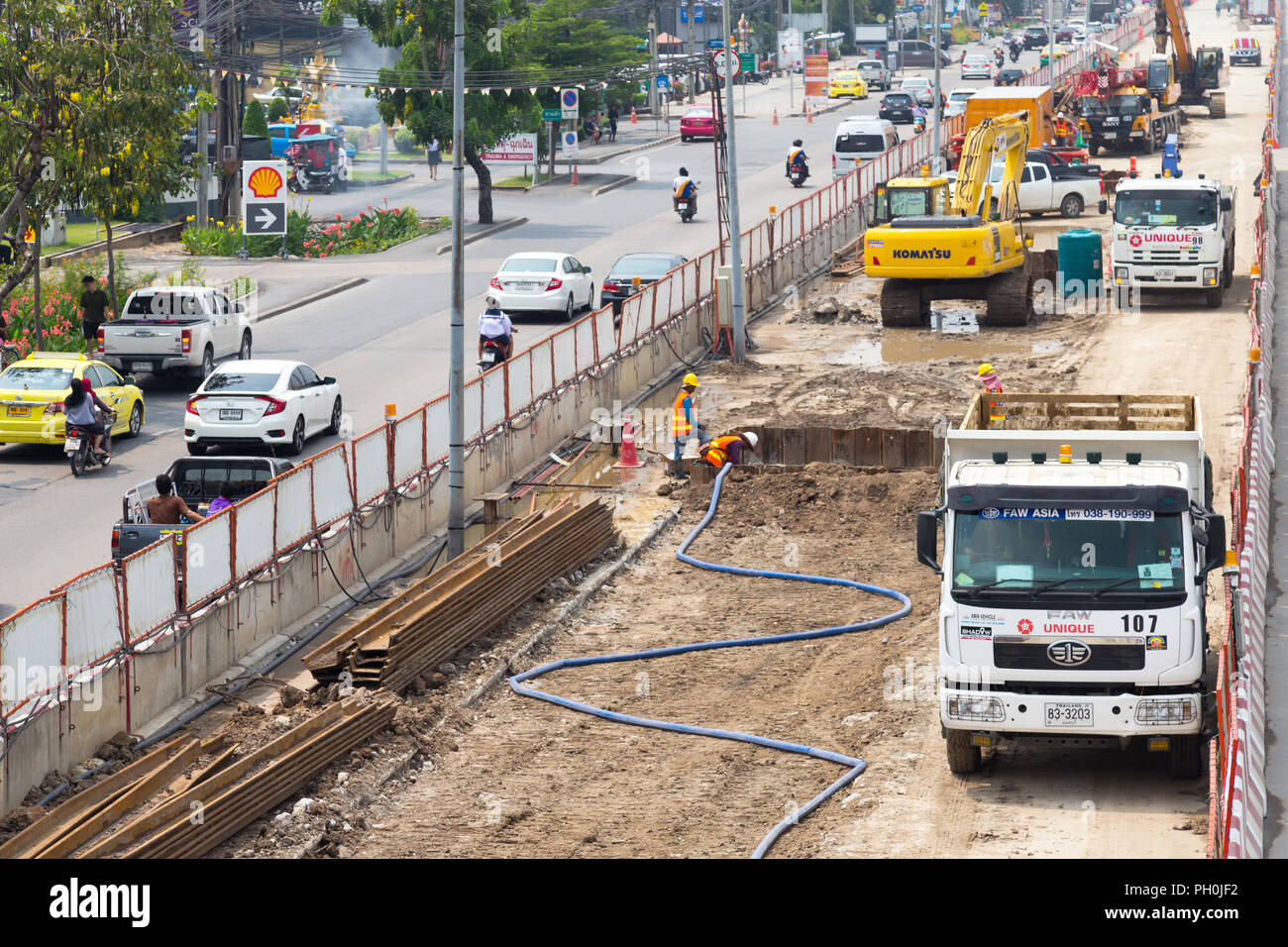 Bangkok, Thailand - 17. Juli 2019: Arbeiter, LKW und Baumaschinen werden vor Ort für eine neue Route Sky train Bau in Bangkok, Th Stockfoto