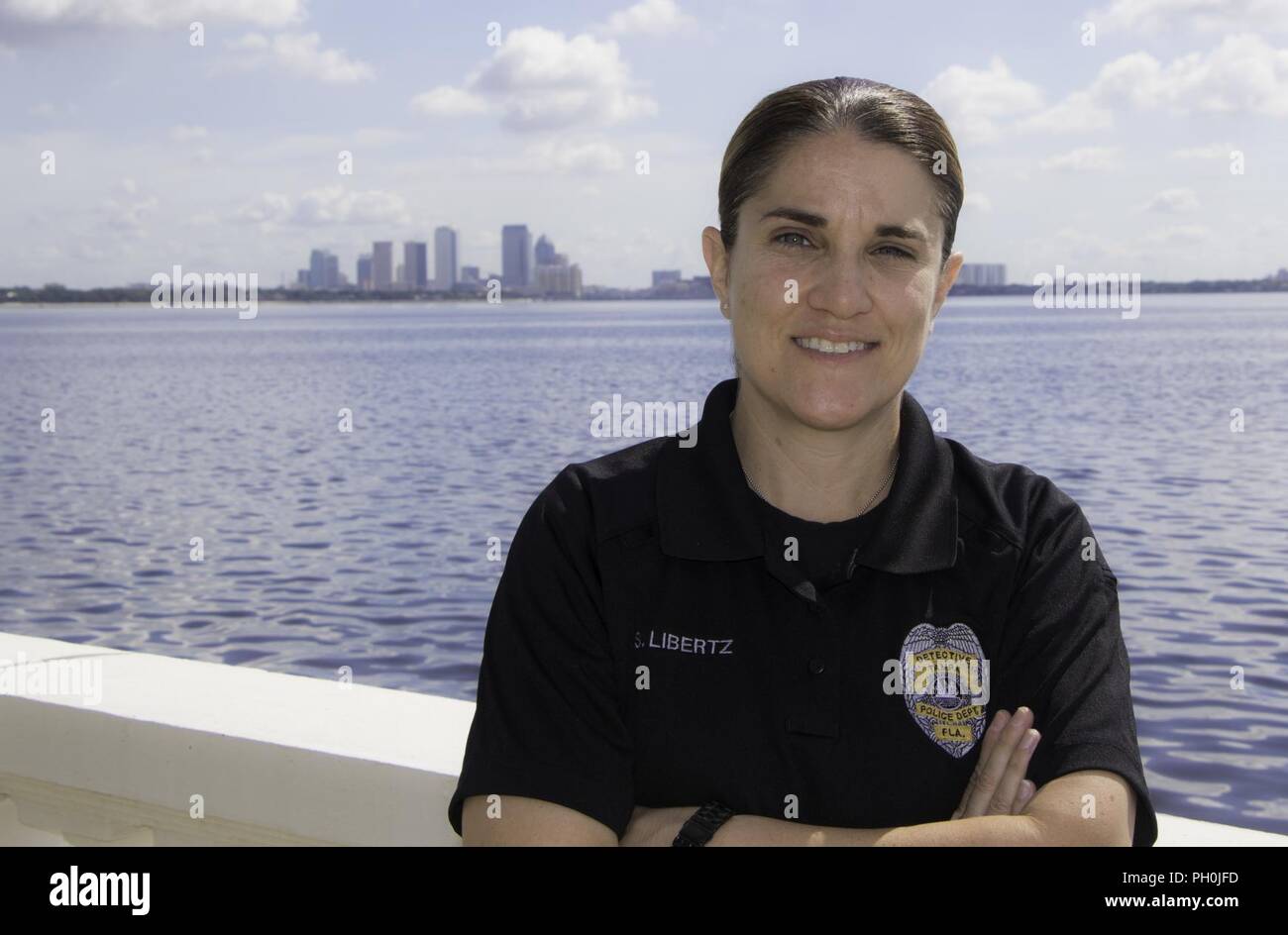 Master Sgt. Sue Libertz, 45th Aeromedical Evacuation Squadron First Sergeant, posiert für ein Foto am 12. Juni 2018 MacDill Air Force Base, FL. Libertz, der als Detektiv mit den Tampa Polizei dient, wurde vor kurzem von Bürgermeister Bob Buckhorn und Polizeichef Brian Duggan als die militärische Angelegenheiten Verbindungsbeamte für die Abteilung ernannt. Stockfoto