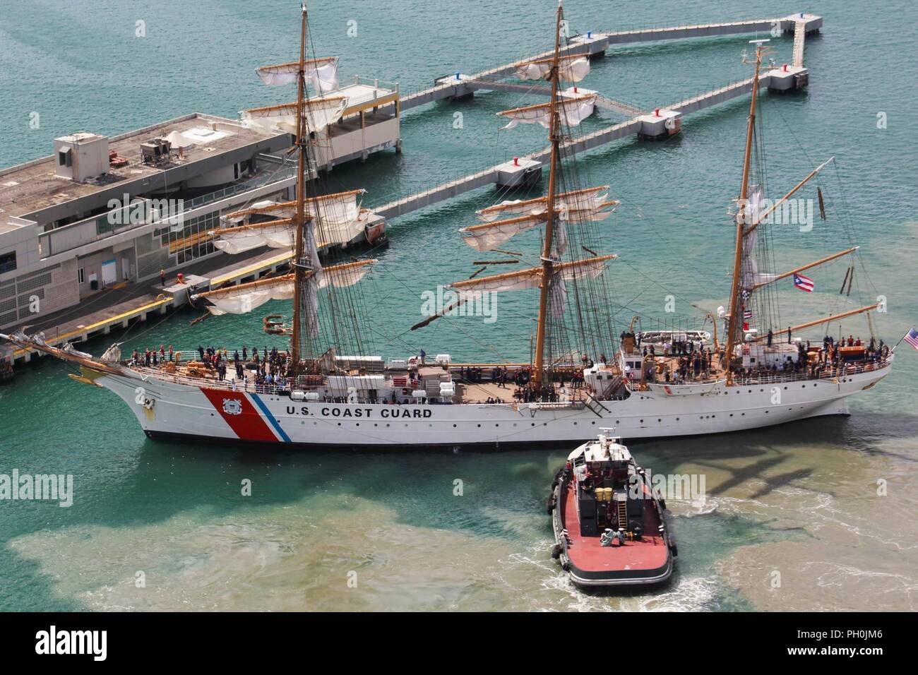 Das Patrouillenboot der Adler, "America's Tall Ship", San Juan, Puerto Rico vom 15. bis 18. Juni, wo es um kostenlose öffentliche Führungen geöffnet ist, wird an der Pier 1 während der folgenden Zeitplan: Samstag, 16. Juni, von 10.00 bis 19.00 Uhr Sonntag, 17. Juni, von 13.00 Uhr bis 19.00 Uhr Montag, 18. Juni, von 10 bis 19.00 Uhr "Der Adler hat eine lange Geschichte von Segeln in der Karibik besuchen", sagte Kapitän Eric König, Kommandeur der US-Küstenwache Sektor San Juan. 'Kadetten sind sehr gespannt auf diese 82-Jährige maritime Schatz mit Menschen aus der Dominikanischen Republik und Puerto Rico als Teil der Stockfoto