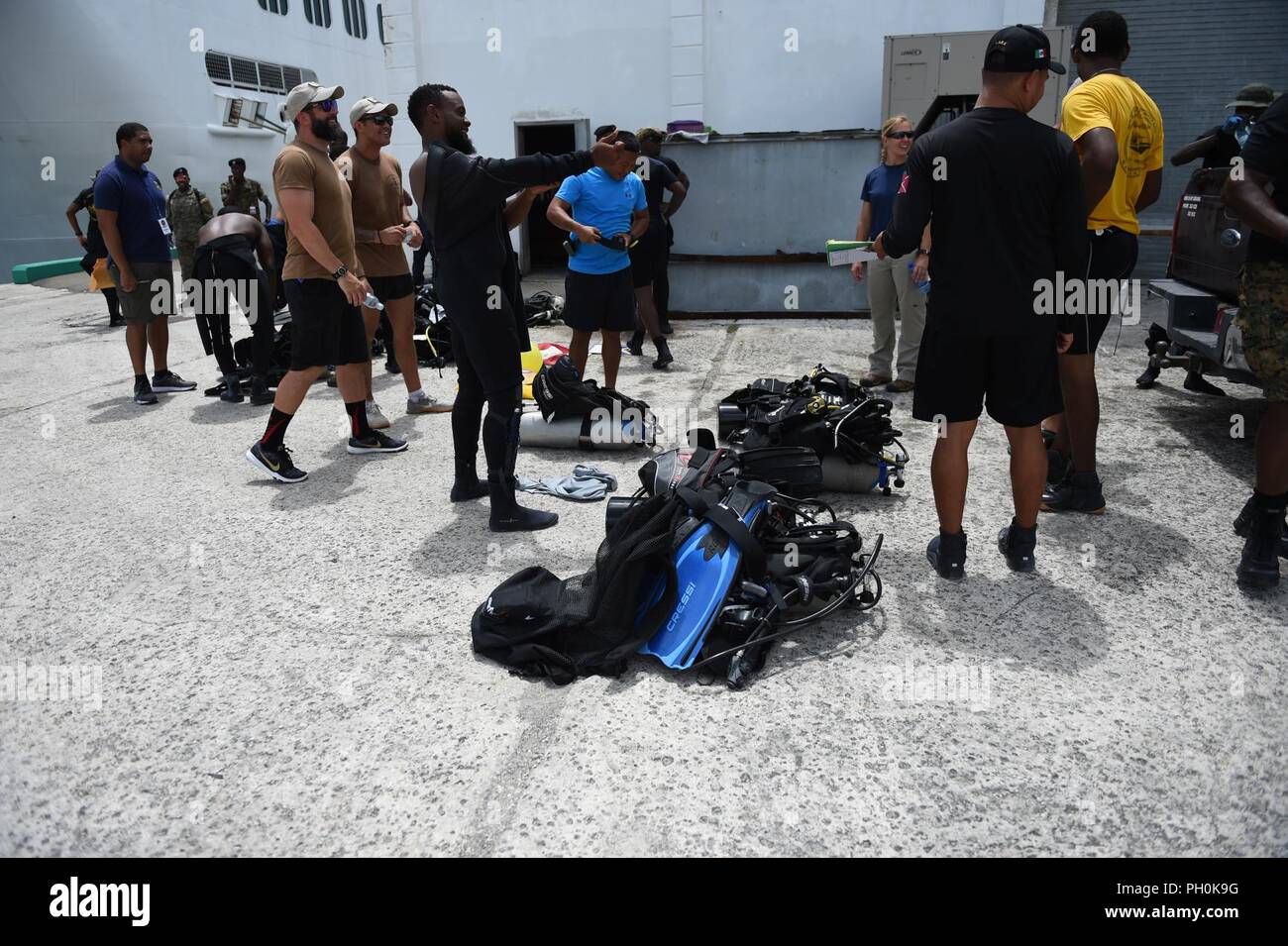 Bahamas (15. Juni 2018) Internationale Taucher aus der mexikanischen Marine, Royal Bahamas Defence Force und Jamaica Defence Force Gang für einen Security sweep Übung im Prince George Wharf erforderlich als Teil der Tradewinds 2018 vorbereiten. Tradewinds ist ein US Southern Command gesponsert Übung, die Teilnehmenden karibischen Nationen die Gelegenheit, Sicherheit und Disaster Response Fähigkeiten zu verbessern. Der Fokus liegt in diesem Jahr bei der Bekämpfung der grenzüberschreitenden organisierten Kriminalität in der Region. Stockfoto