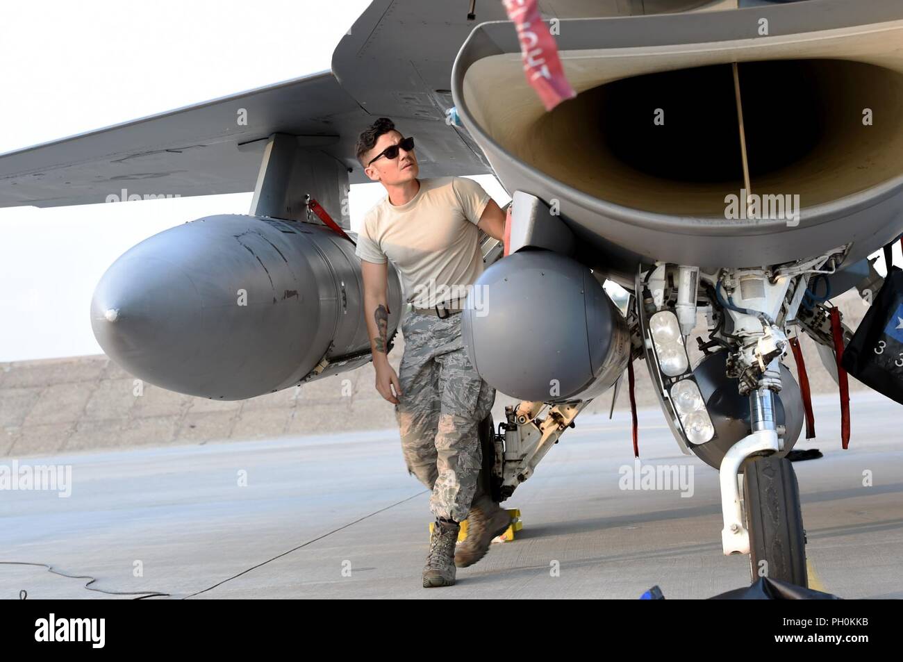 Tech. Sgt. Chris Wilson, eine Crew Chief vom 149 Fighter Wing, Texas Air National Guard, beginnt das Herunterfahren an einer F-16 Fighting Falcon, nachdem es landet in Čáslav Air Base, Tschechische Republik, 15. Juni 2018. Mitglieder der 149 FW werden die Teilnahme an der bevorstehenden Sky Avenger, eine bilaterale, Close Air Support Partner militärische Übung, die Mitglieder der Air National Guard mit der tschechischen Streitkräfte. Für die letzten 25 Jahre, der Texas Air National Guard hat militärische-zu-militärischen Engagements mit der Tschechischen Republik als Teil des Staates. Stockfoto