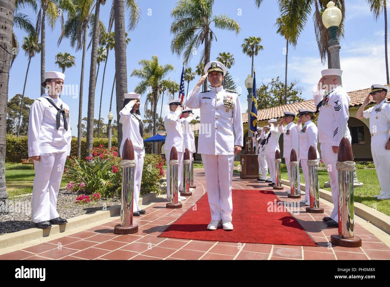 SAN DIEGO (15. Juni 2018) Sideboys render ehrt zum hinteren Adm. Steve Koehler bei einem Befehl Zeremonie an der ich Bar auf die Naval Air Station North Island. Hintere Adm. Daniel Dwyer entlastet Hinten Adm. Stephen Koehler als Kommandeur der Carrier Strike Group (CSG) 9. Stockfoto