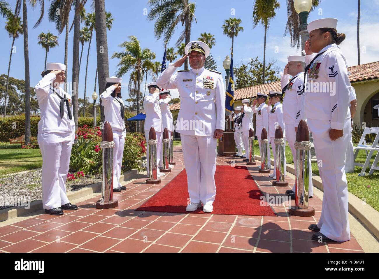 SAN DIEGO (15. Juni 2018) Sideboys render Ehren zu Vice Adm. John Alexander, Commander, U.S. 3 Flotte, die während eines Befehls Zeremonie an der ich Bar auf die Naval Air Station North Island. Hintere Adm. Daniel Dwyer entlastet Hinten Adm. Stephen Koehler als Kommandeur der Carrier Strike Group (CSG) 9. Stockfoto