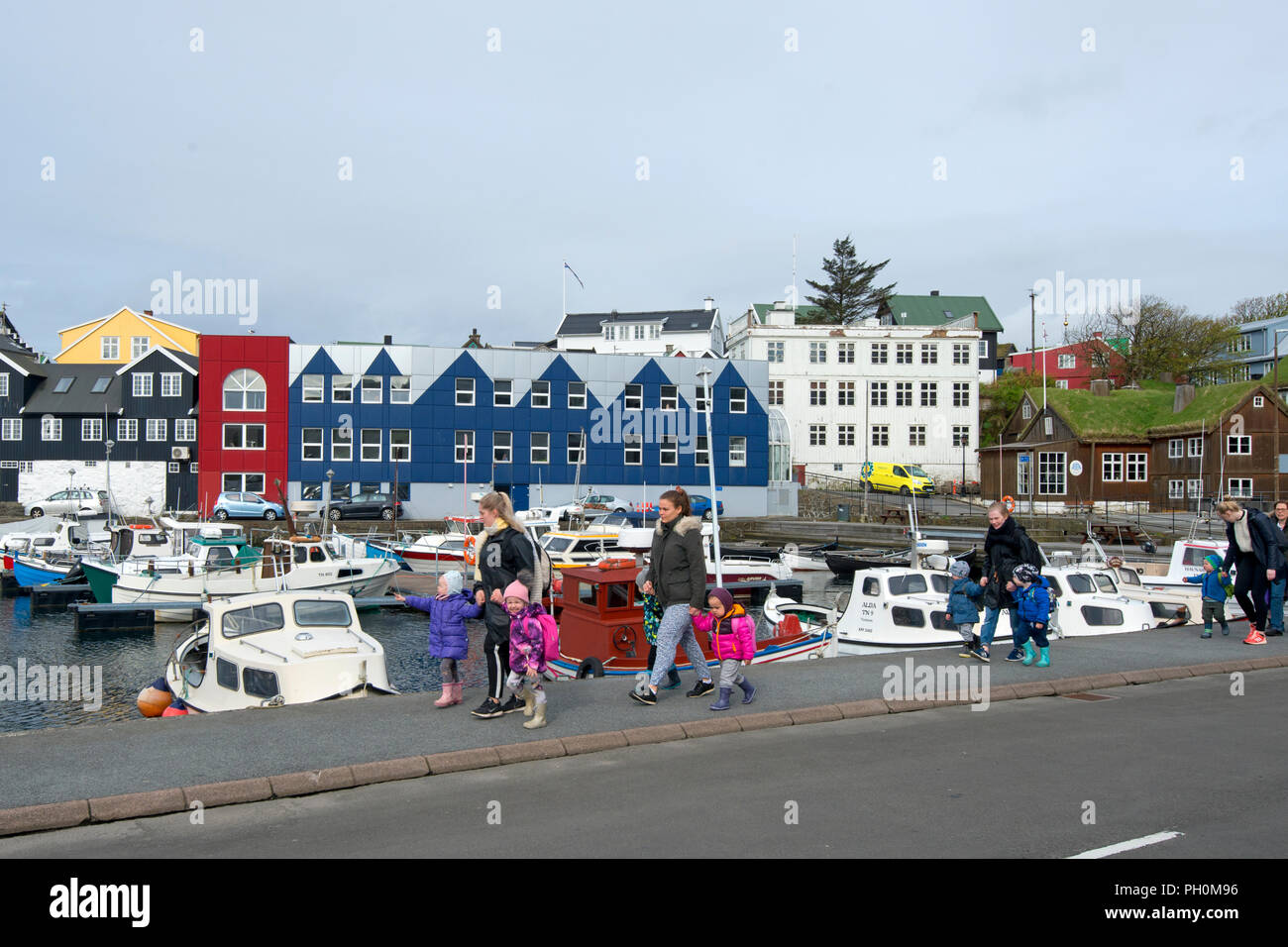 Zeile der alten Häuser im Hafen von Thorshavn Färöer, Dänemark Stockfoto