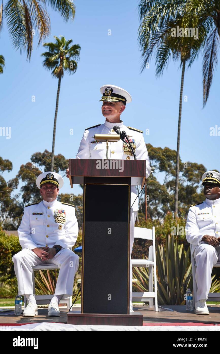 SAN DIEGO (15. Juni 2018) der hinteren Adm. Daniel Dwyer, Kommandeur der Carrier Strike Group (CSG) 9, Adressen Gäste bei einem Befehl Zeremonie, die ich Bar auf die Naval Air Station North Island. Hintere Adm. Daniel Dwyer entlastet Hinten Adm. Steve Koehler als Commander, CSG 9. Stockfoto