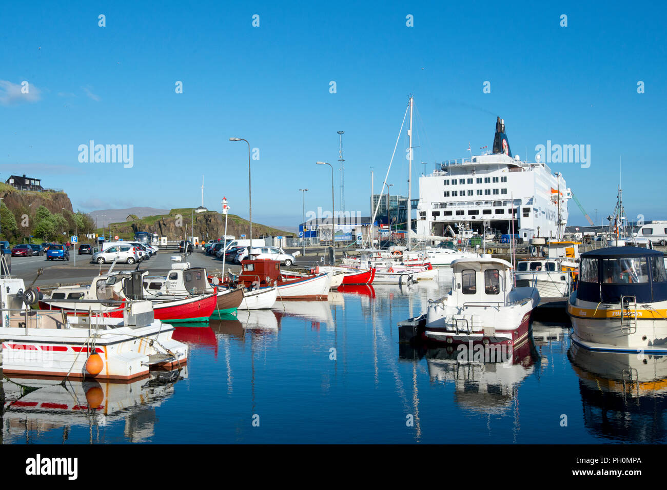 Boote im Hafen von Tórshavn, Streymoy Island, Färöer Inseln, Nord-Atlantik Stockfoto