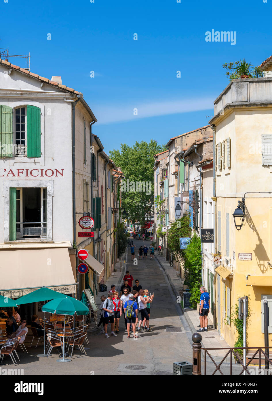 Blick hinunter Rue Voltaire aus der Arles Amphitheater (Les Arènes d'Arles), Arles, Provence, Frankreich Stockfoto