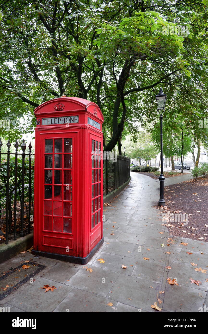 Eine rote Telefonzelle in London (UK). Das Telefon Kiosk ist für die öffentliche Nutzung und wurde von Sir Giles Gilbert Scott entworfen, Stockfoto