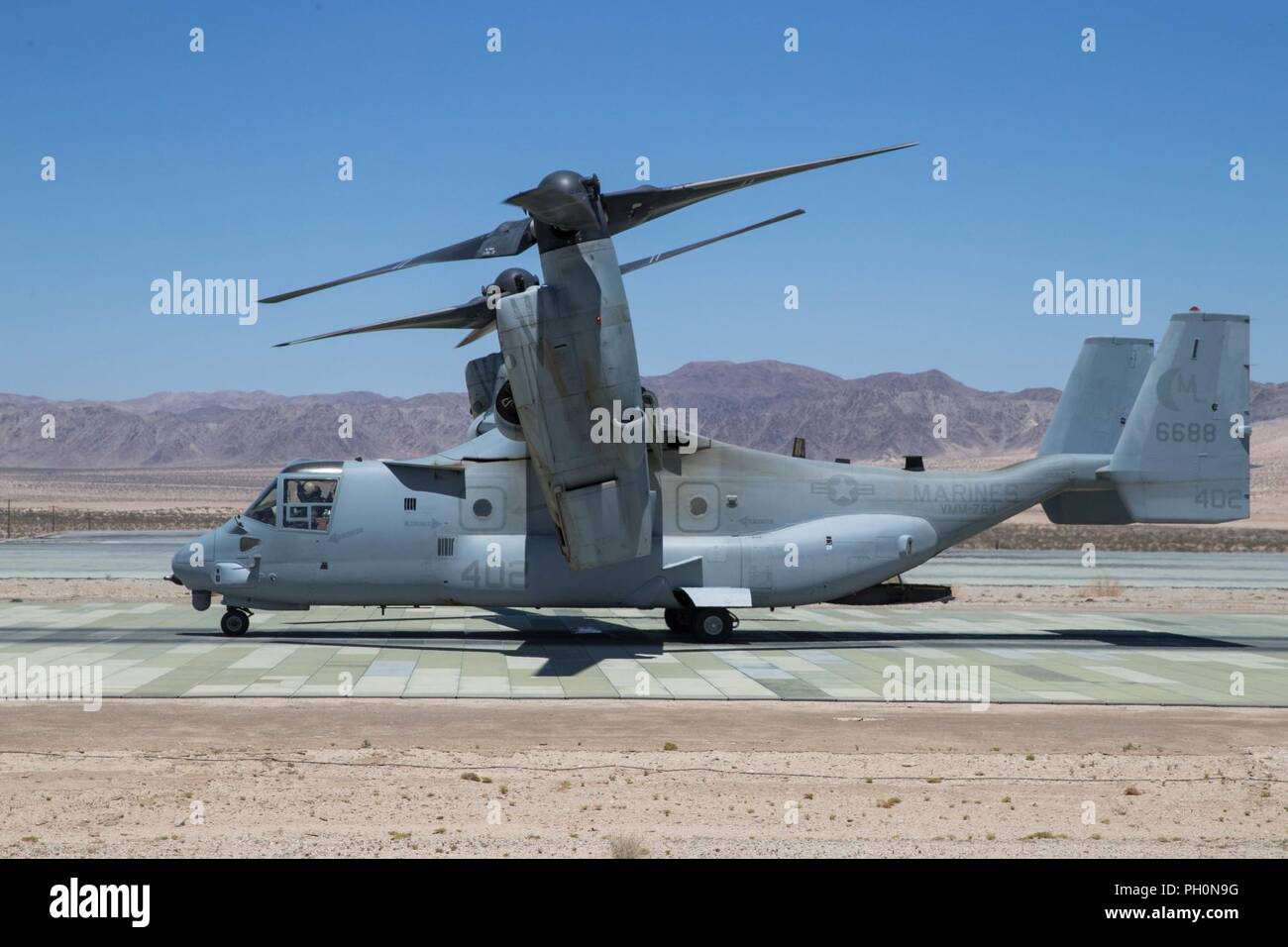 Eine MV-22 Osprey mit Marine Medium Tiltrotor Squadron 764, Marine Flugzeuge Gruppe 41, 4 Marine Flugzeugflügel, Taxis auf die Start-und Landebahn, Marines tragen mit integrierter Übung 4-18 für eine Motivation, Flug, bei der Marine Corps Air Ground Combat Center Twentynine Palms, Calif., 16. Juni 2018. MAG 41, bestehend aus festen Flügel Tactical Aircraft, Tilt rotor, Flugzeuge und Drehflüglern Angriff zu unterstützen, bieten die Aviation Combat Element zu Marine Air-Ground Task Force 23 während ITX 4-18. Stockfoto