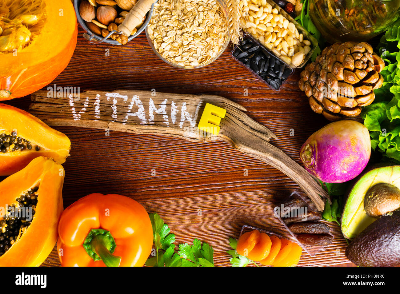 Lebensmittel, die reich an Vitamin E auf einem Holzbrett. Health Food Konzept. Stockfoto