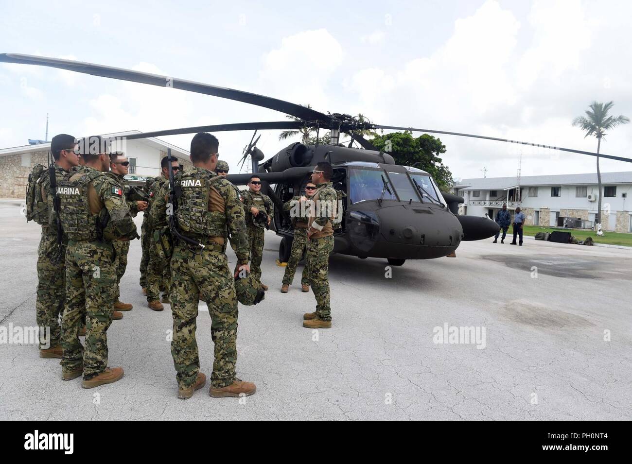 Bahamas (17. Juni 2018) Mexikanische Marines sprechen während einer UH-60 Blackhawk Hubschrauber Einarbeitung und kalt - last Schulungsveranstaltung an Bord der Royal Bahamas's Defence Force Coral Harbour Base als Teil der Tradewinds 2018. Tradewinds ist ein US Southern Command gesponsert Übung, die Teilnehmenden karibischen Nationen die Gelegenheit, Sicherheit und Disaster Response Fähigkeiten zu verbessern. Der Fokus liegt in diesem Jahr bei der Bekämpfung der grenzüberschreitenden organisierten Kriminalität in der Region. Stockfoto