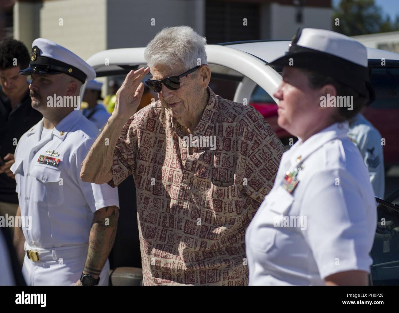 PEARL HARBOR (19. Juni 2018) pensionierte Chief's Bootsmann Mate und Pearl Harbor überlebenden Ray Emory begrüßt der Arleigh-Burke-Klasse geführte Anti-raketen-Zerstörer USS O'Kane (DDG77) Segler während einer Abschiedszeremonie inne, bevor er fährt Hawaii mit Familie zu sein. Emory war verantwortlich für die Identifizierung von unbekannten Service Mitglieder in den Angriff auf Pearl Harbor, die in namenlosen Massengräbern wurden getötet. Stockfoto