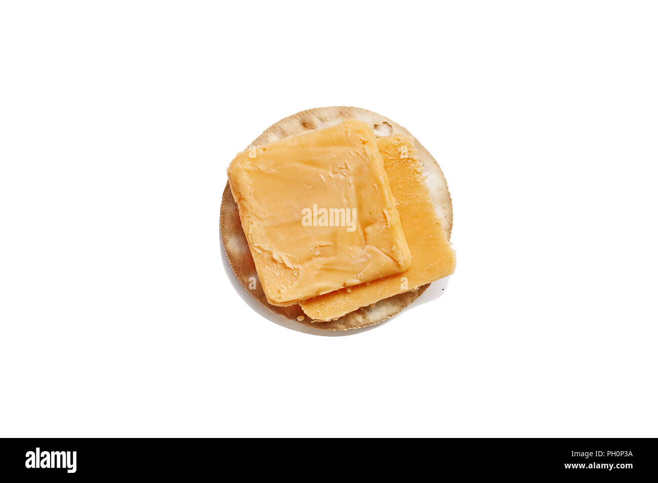 Isolierte Cheddar Käse und Cracker über einem weißen Hintergrund. Beschneidungspfad enthalten. Stockfoto