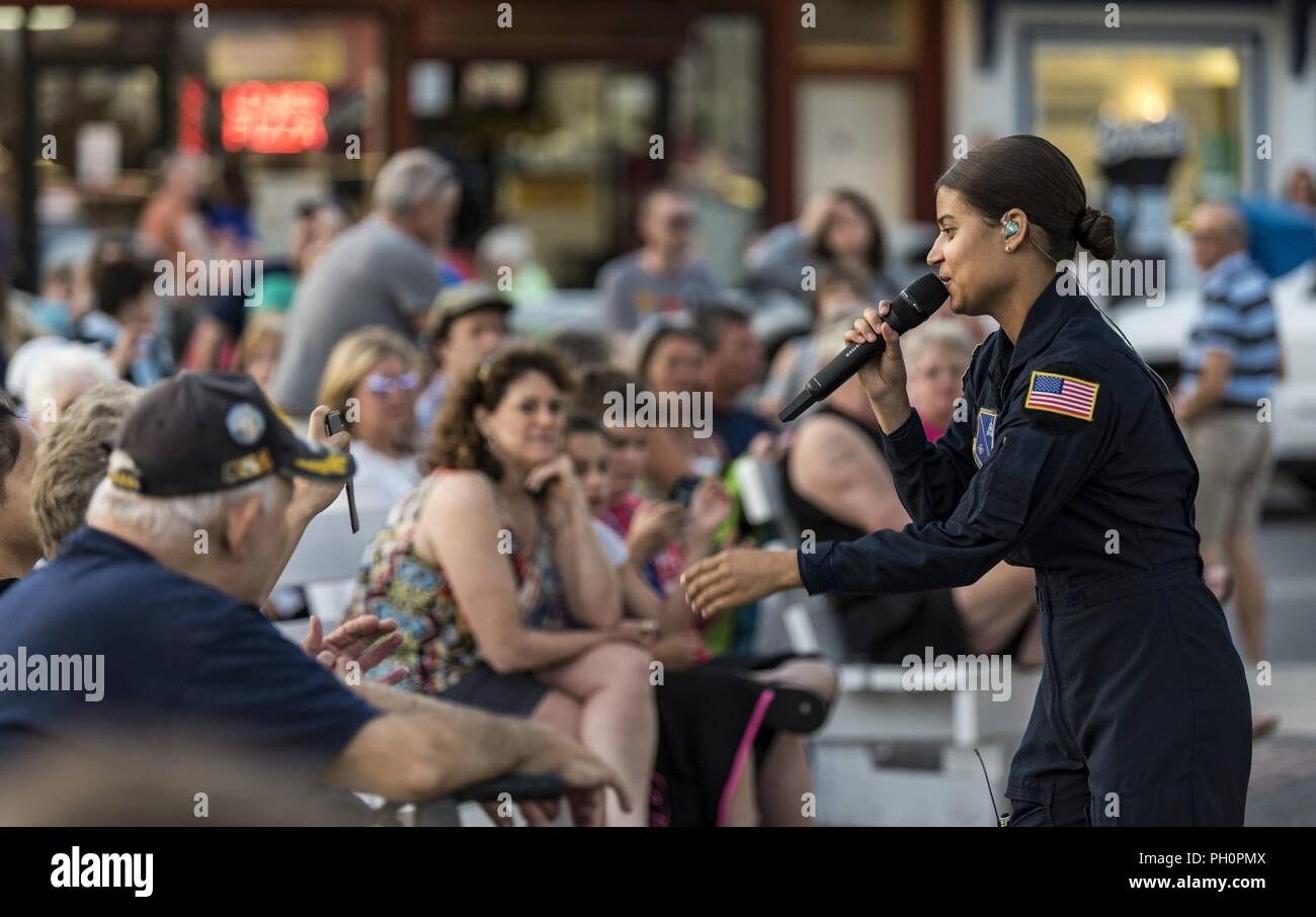 Tech. Sgt. Nalani Quintello, Max Auswirkungen Sänger, führt für Hunderte von strandgängern Juni 16, 2018, auf dem musikpavillon an der Rehoboth Beach, Del Quintello war ein ehemaliger Kandidat auf der TV-Show "American Idol", zog sie sich von der Konkurrenz in der Luftwaffe zu dienen. Max Auswirkungen, der Premier Rock Band von der US Air Force, ist bei Joint Base Anacostia-Bolling in Washington, D.C. stationiert Stockfoto