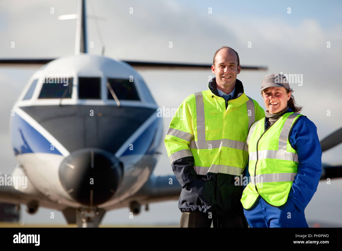 Die disponenten vor der Flugzeuge auf Start- und Landebahn Stockfoto