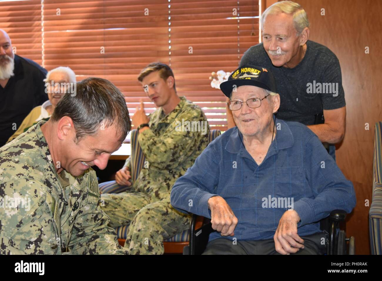 Explosive Verpackungsverordnung Entsorgung Chief Petty Officer Matthäus Ludwig von Greenville, S.C., teilt ein Lachen mit Herrn Harold Hilts, ein Navy Veteran auf der renommierten Gesundheit Monaco Ridge während Marine Woche Reno. Hilts serviert auf die U.S.S. Hornet (CV-12) wie der hintere Funker auf einem Douglass SDB Dauntless dive Bomber während des Zweiten Weltkrieges. Er nahm an mehreren renommierten Kampagnen, einschließlich der Schlacht von Okinawa und dem Untergang der Kaiserlichen Japanischen Marine Battleship Yamato. Ludwig, Teil der explosiven Verpackungsverordnung Entsorgung Gruppe eins aus San Diego, war einer von vielen Matrosen in der Stadt für Marine Woche. Marine Woche Stockfoto