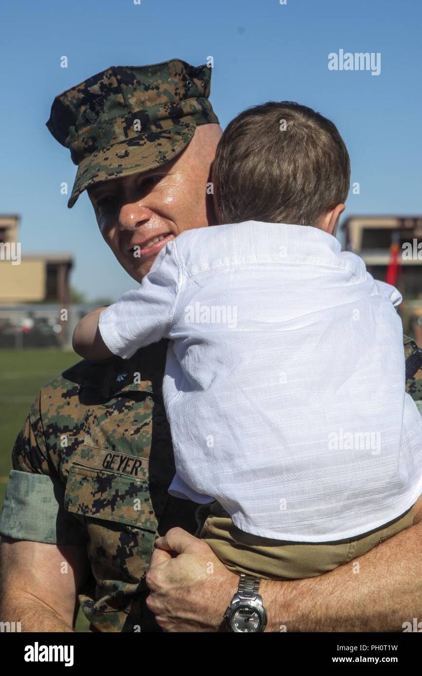 Oberstleutnant Eric L. Geyer hält seinen Sohn als die Änderung der Befehl für Marine Fighter Training Squadron 401 geht zu Ende, am 20. Juni 2018. VMFT 401, der von Yuma, Arizona basiert, ist ein United States Marine Corps Reserve fighter Squadron, die Anweisung an aktive und Reserve Fleet Marine und Flotte Staffeln durch ungleiche Air Combat Training bietet. (United States Marine Corps Stockfoto