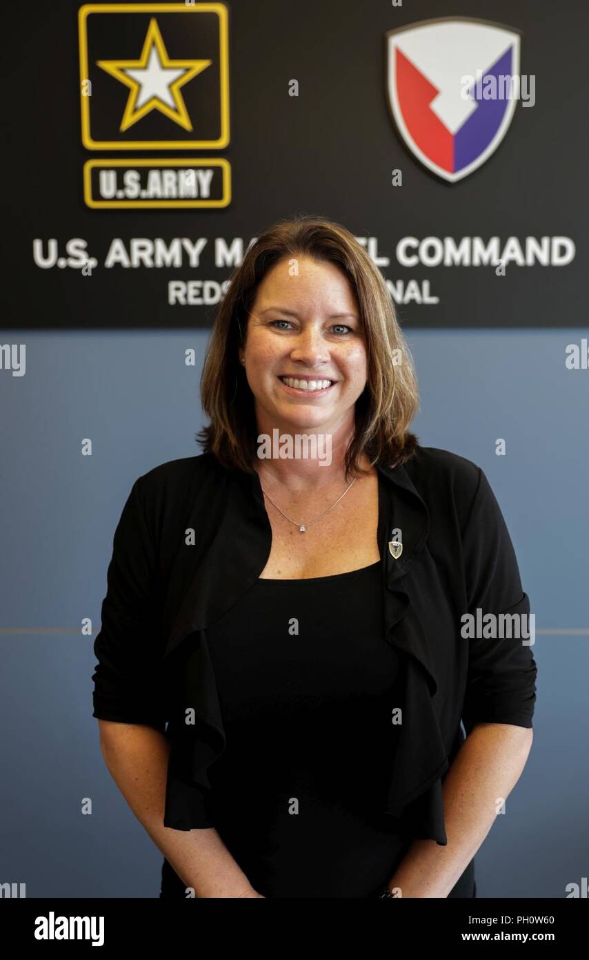 Heather Hamilton, Befehl strategischer Planer für Headquarters Army Material Command, wurde als Empfänger für den 2017 Louis Dellamonica Award für AMC hervorragende Personal des Jahres gewählt. Stockfoto