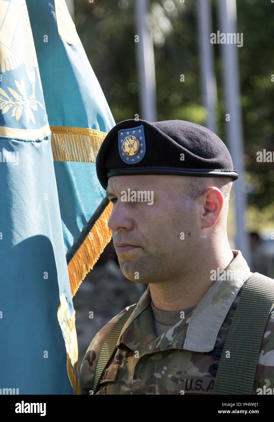 Staff Sgt. Daniel Barsi, mit dem Leiter der Ausbildung der Feuerwehr, hält das Gerät guidon während des Wartens auf das Fort Jackson und Army Training Center ändern des Befehls Zeremonie Juni 22 auf Sieg. Brig. Gen. Milford 'Beags "Beagle jr., übernahm das Kommando von Fort Jackson von Generalmajor John "Pete" Johnson die Zeremonie durign. Stockfoto