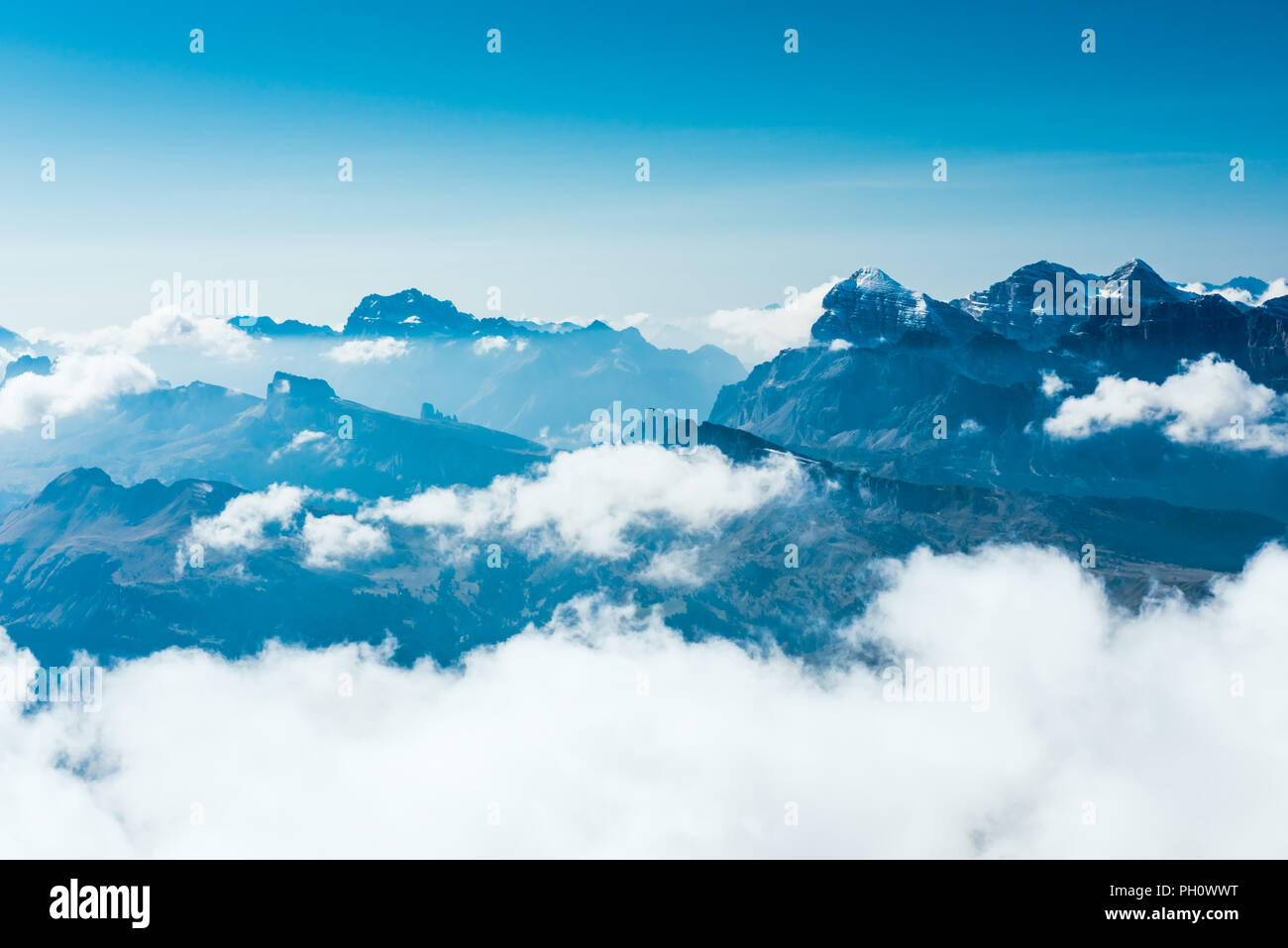 Silhouetten der Berge in Wolken Stockfoto