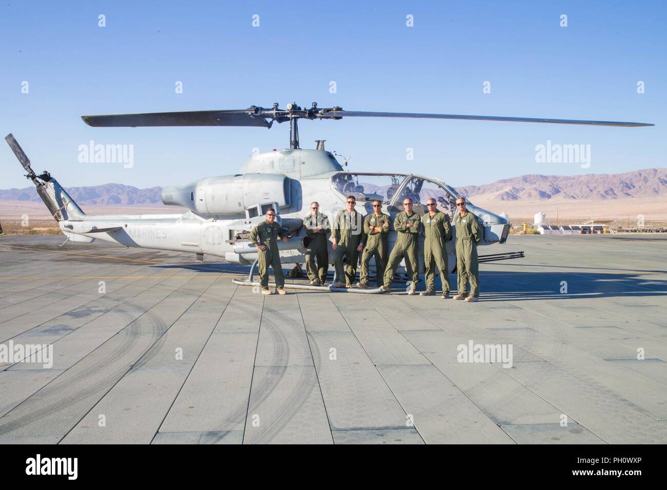 AH-1W SuperCobra Piloten mit Marine Leichter Hubschrauber Attack Squadron 775, Marine Flugzeuge Gruppe 41, 4 Marine Flugzeugflügel, für ein Gruppenfoto posieren, während integrierte Ausbildung Übung 4-18 bei Marine Corps Air Ground Combat Center Twentynine Palms, Calif., 21. Juni 2018. HMLA-775, auch bekannt als "kojoten", vorausgesetzt Air Combat element Unterstützung für Marine Air Ground Task Force 23 während ITX 4-18. Stockfoto